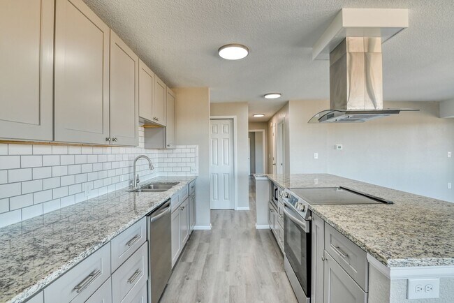 Building Photo - 2 Bed 2 Bath Condo in Historic Satellite Hotel