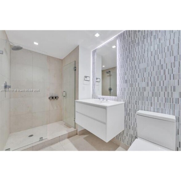 Building Photo - 465 Brickell Ave