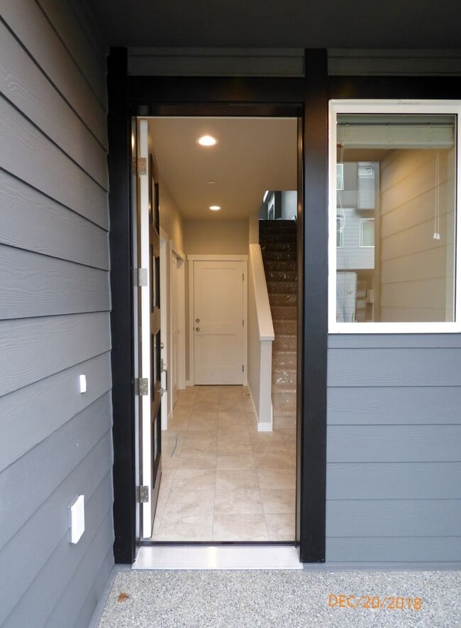 Building Photo - 2bd/2.75ba Lynnwood Townhome