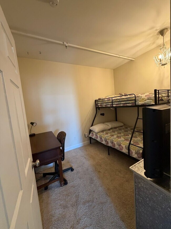 Building Photo - Downtown Loft-Style Condo with In-unit Laundry & Fully Furnished