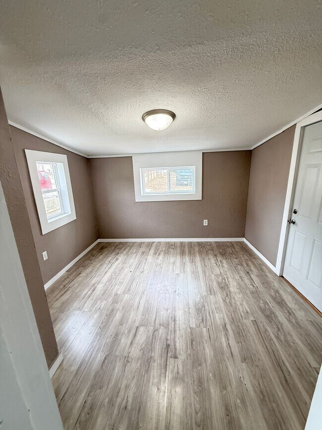 Building Photo - 3 bedroom/1 bath house