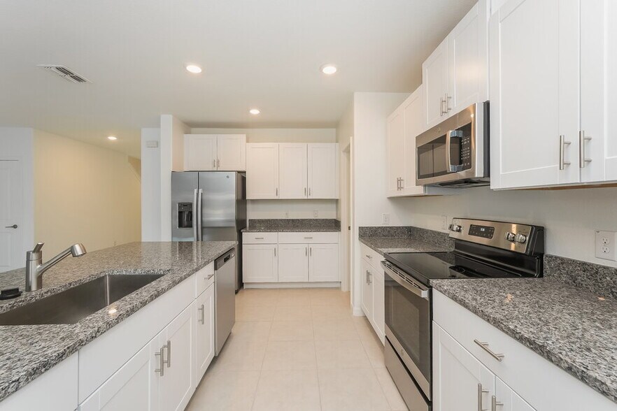 Building Photo - 2037 Skybrooke Blvd