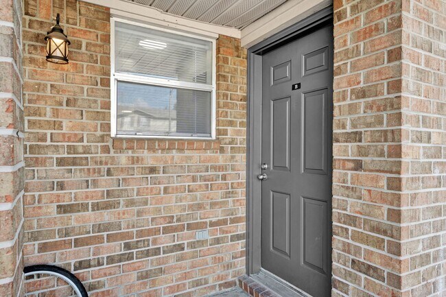 Building Photo - SPACIOUS 2 Bedroom 1.5 Bath Apartment for Rent