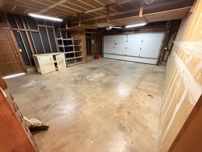 Building Photo - Beautiful 4 Bed, 2 Bath Single Family Home 2 Attached Car Garage and Laundry In Unit!