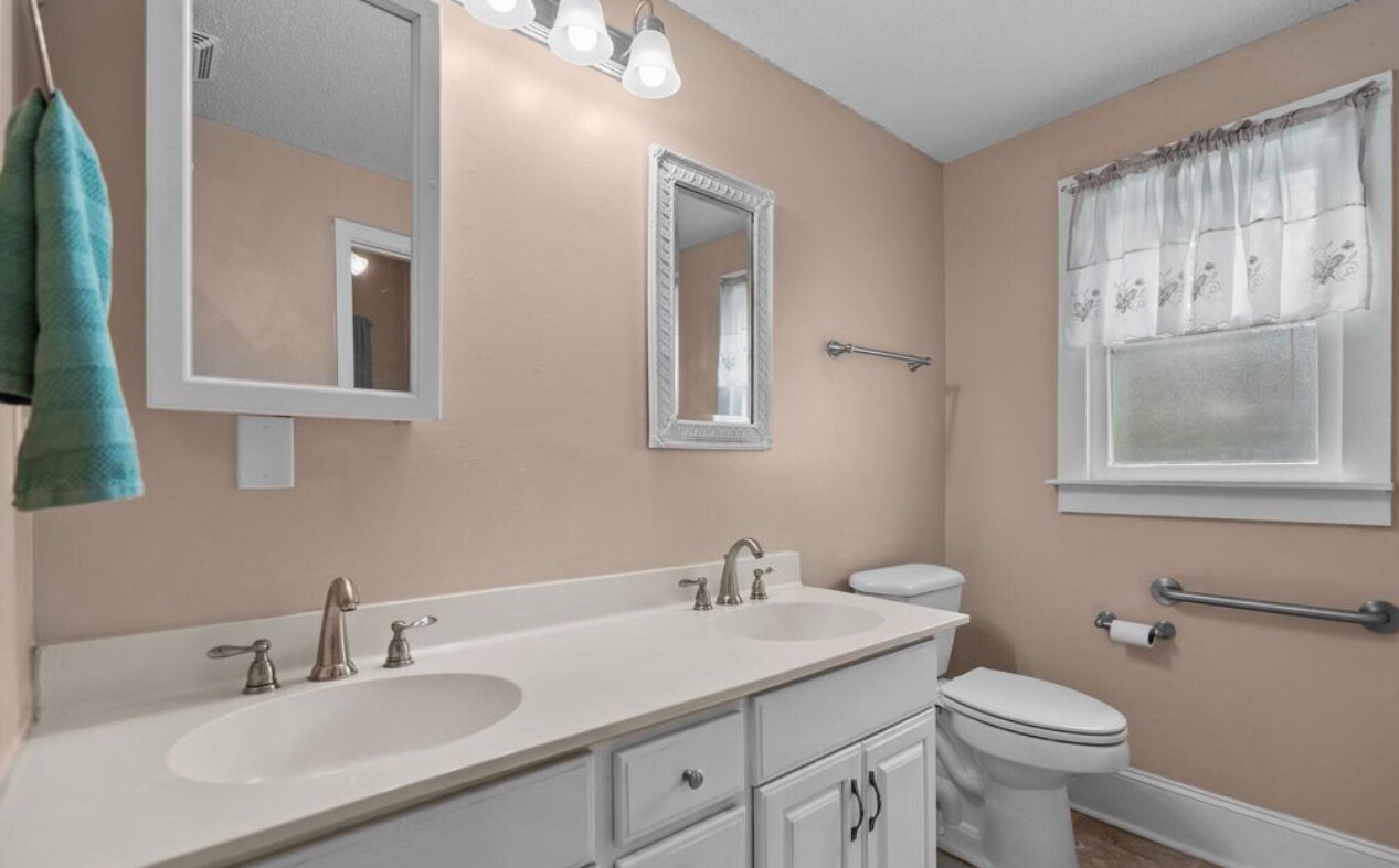 Building Photo - 1204 Castle St