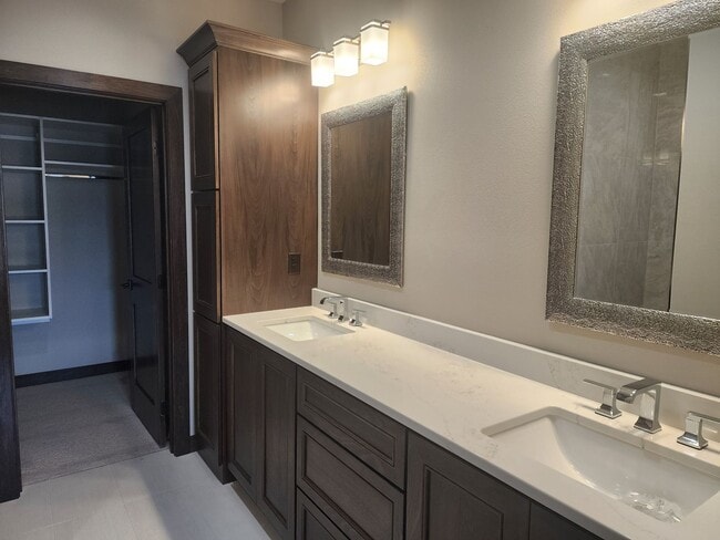 Building Photo - Brand New Townhomes!