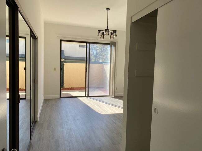 Building Photo - 201 Lagunaria Ln