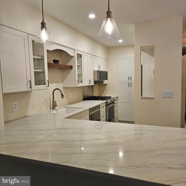 Building Photo - 304 Forbes St