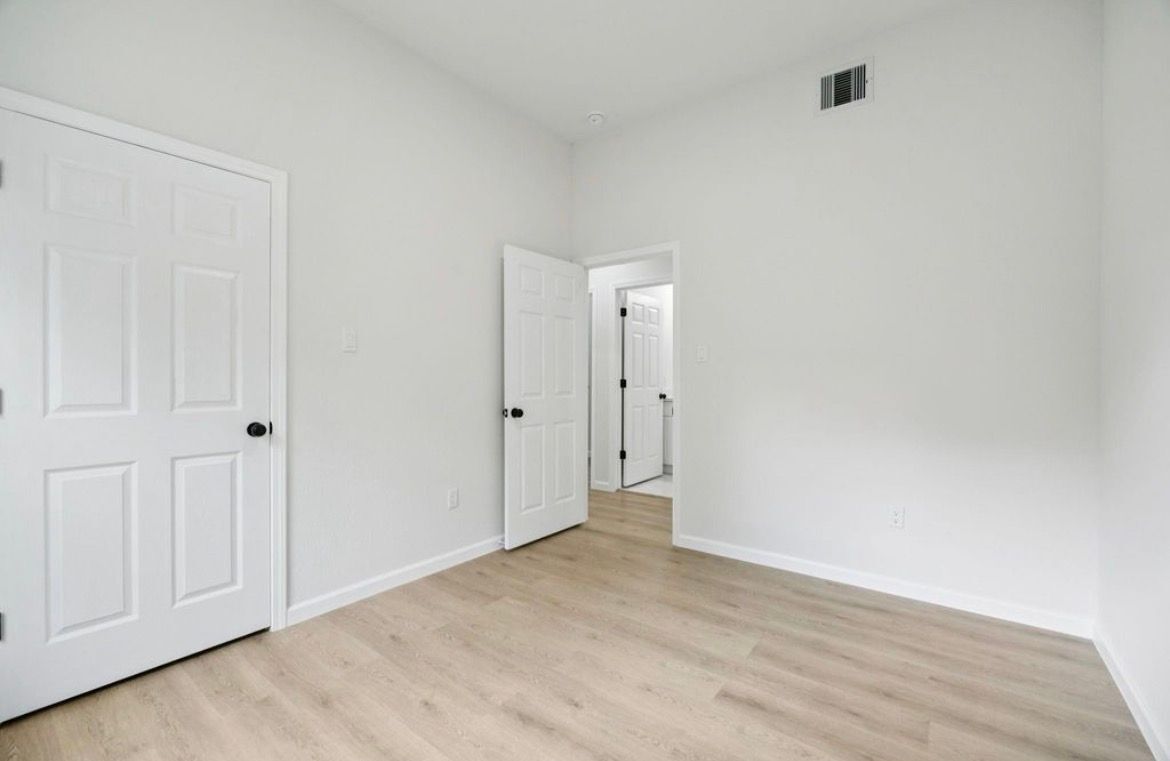 Building Photo - 422 New Hampshire St