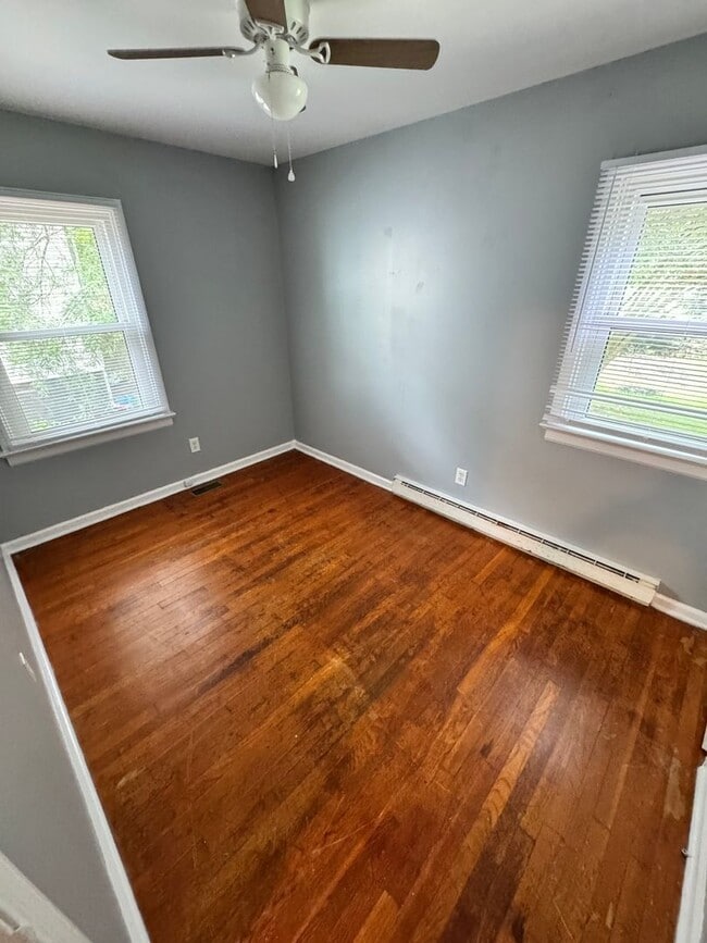 Building Photo - 3 bedroom house on quiet dead end! All ele...