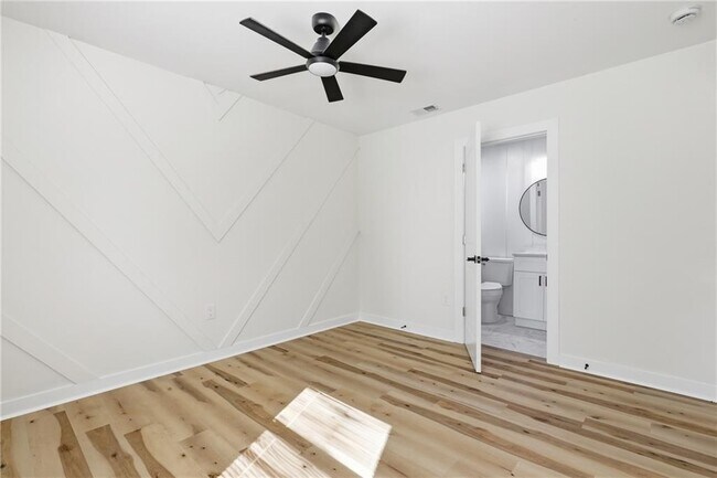 Building Photo - 19 Robin Hood Dr