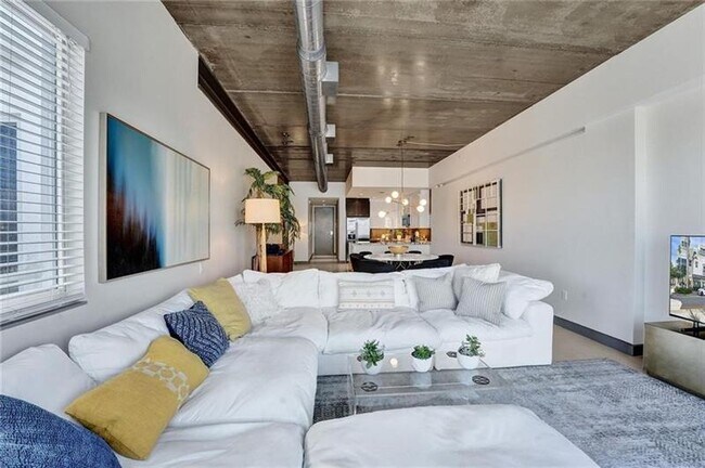 Building Photo - 110 SE 2nd St