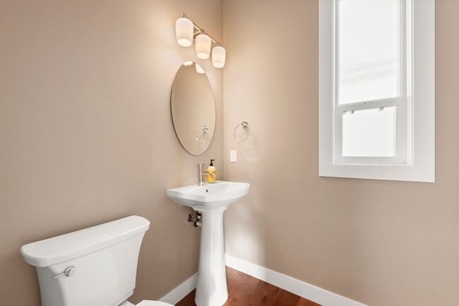 Building Photo - Amazing 4 beds/ 2.5 baths house in North Benson Hill/Renton.