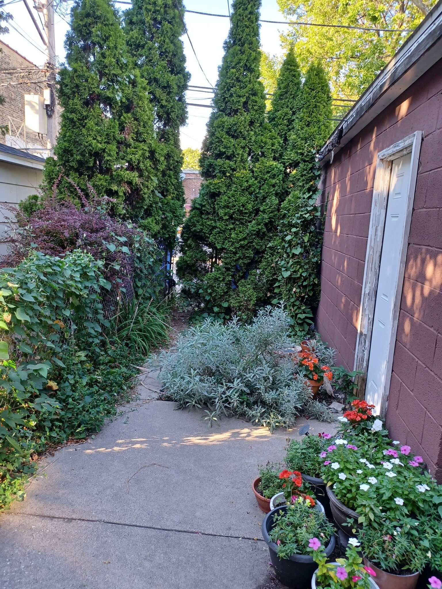 Garage - 2710 W Giddings St