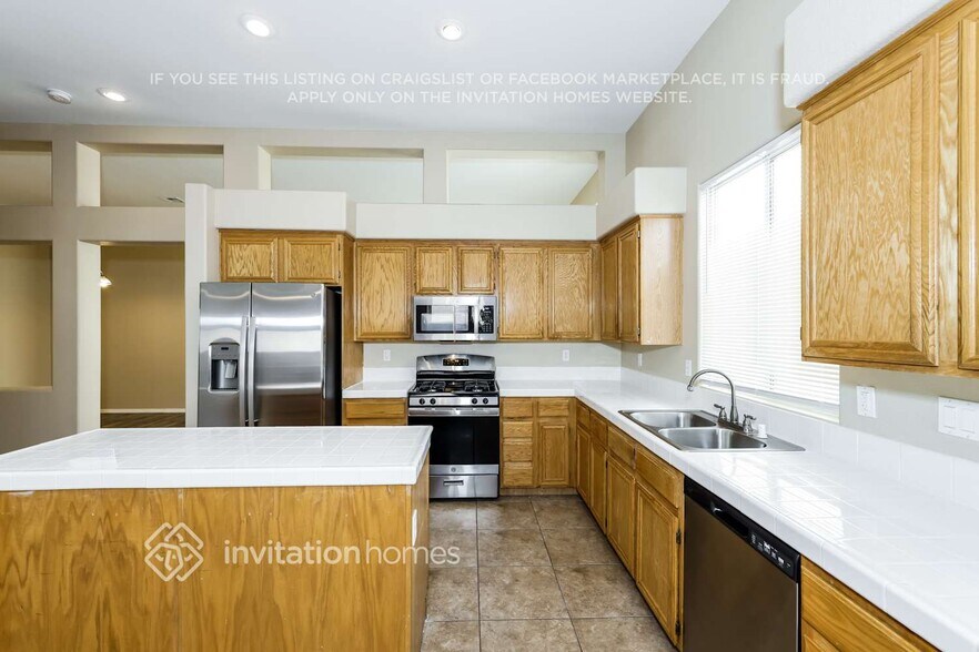 Building Photo - 2352 Kenneth Ave