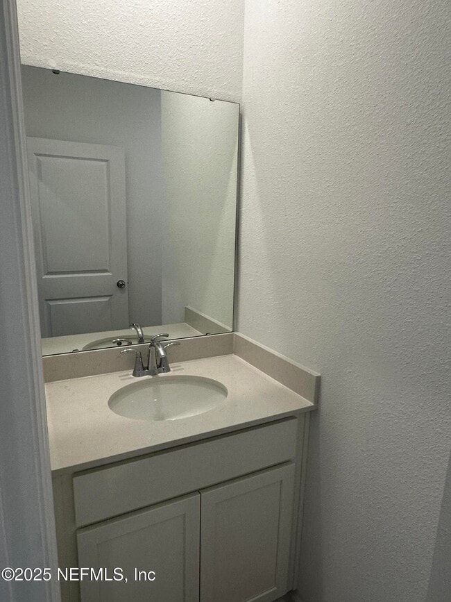 Building Photo - 611 Holly Lks Dr