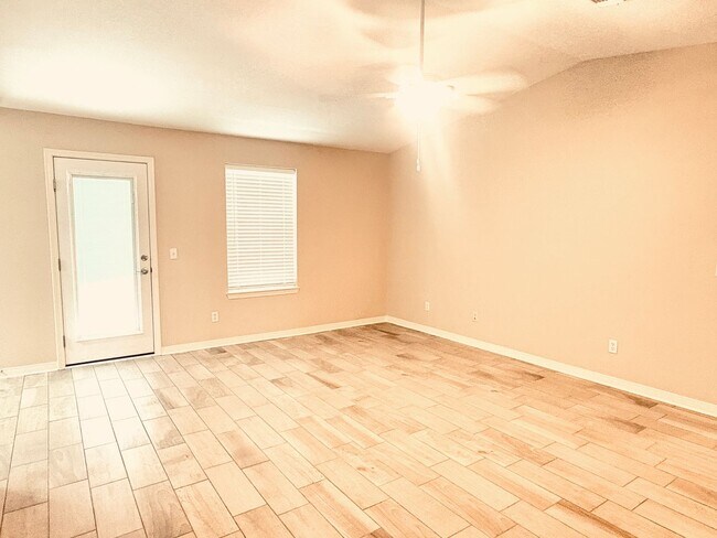 Building Photo - 10621 Creek Ridge Dr