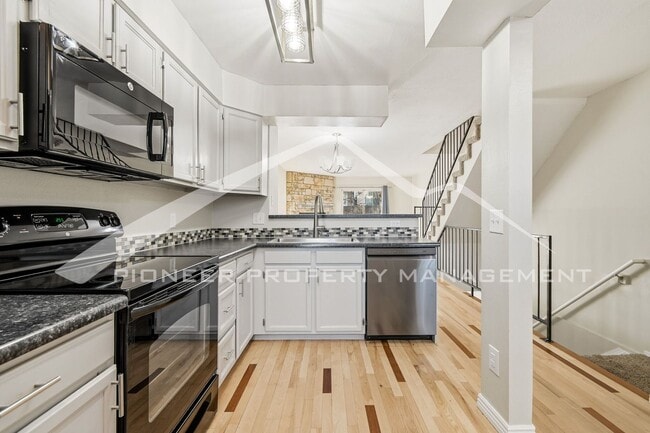 Building Photo - Spacious Townhouse with Central AC and Washer/Dryer