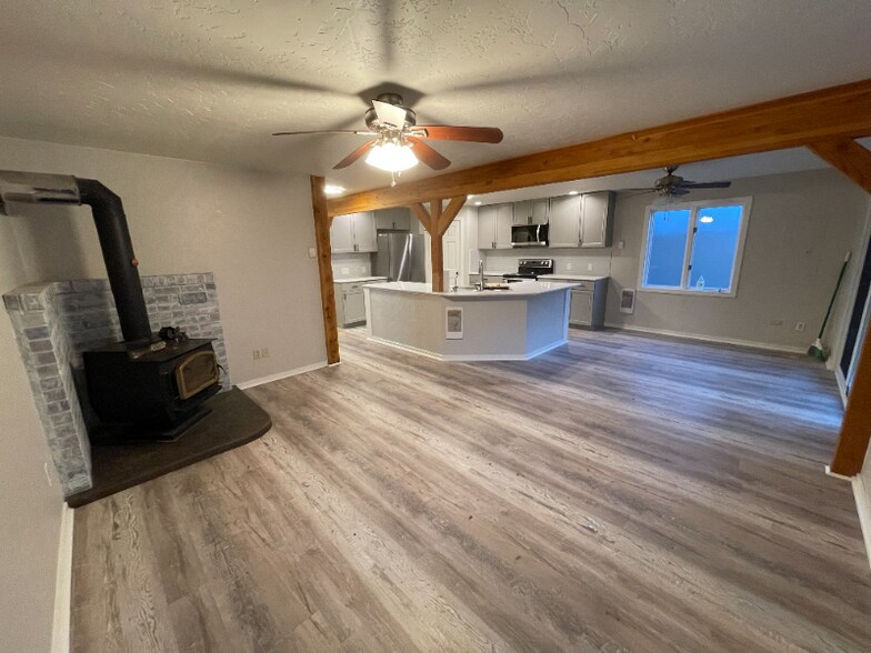 Building Photo - 951 S Rimrock Rd