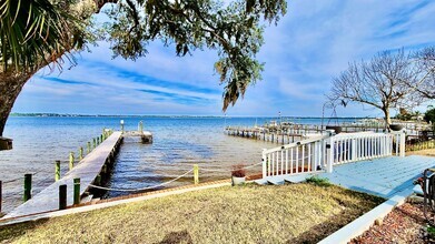 Building Photo - Beautiful 3 bed / 2.5 bath WITH BOAT DOCK ...