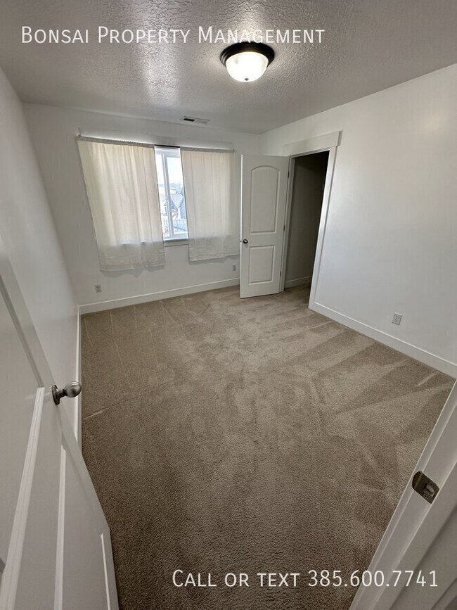 Building Photo - 4554 N Mt Ellen St