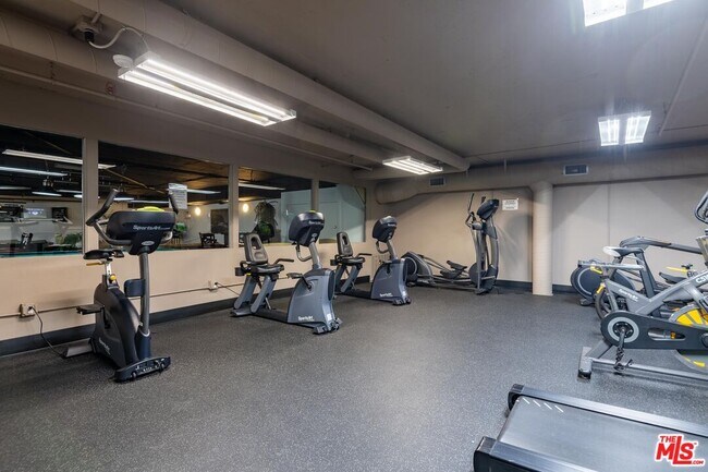 Building Photo - 10982 Roebling Ave