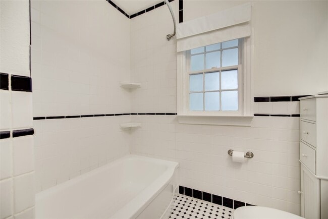 Building Photo - 5419 Longview St