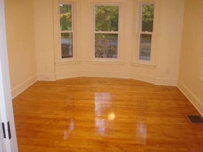 Building Photo - 818 Amesbury Rd