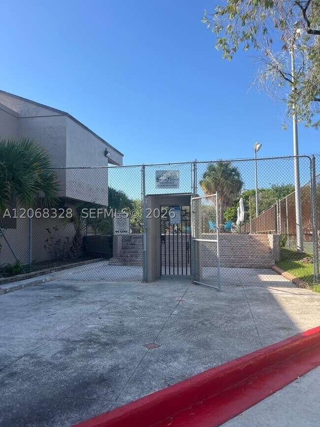 Building Photo - 9139 Fontainebleau Blvd