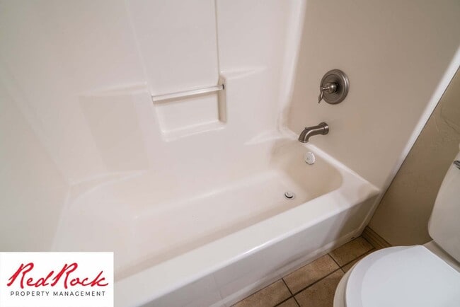 Building Photo - Beautiful 3 bedroom, 2.5 bathroom Townhome...