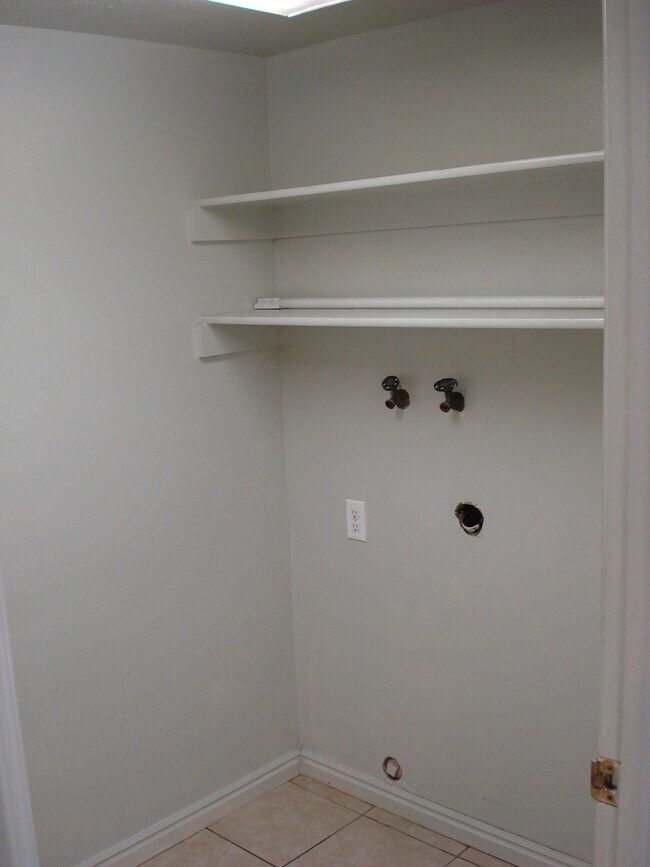 Building Photo - 60 E 200 N