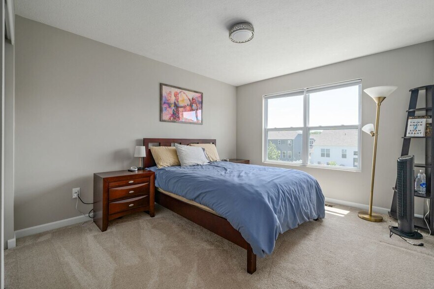 Building Photo - 1033 Quarry Oak Dr
