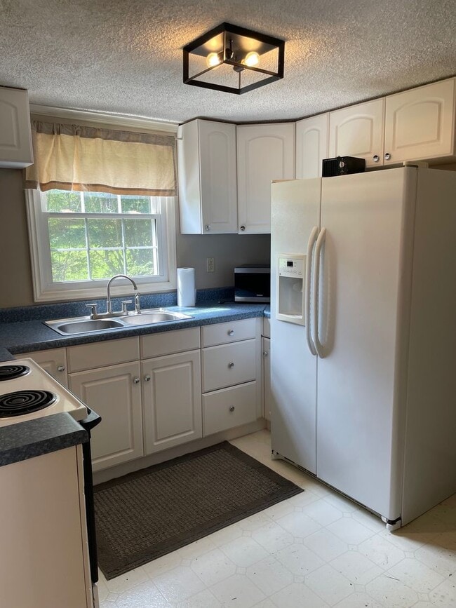 Building Photo - 2 BED, 1 BATH FULLY FURNISHED COTTAGE STYL...