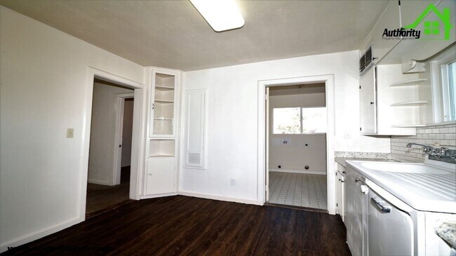 Building Photo - 1137 Magnolia Ave