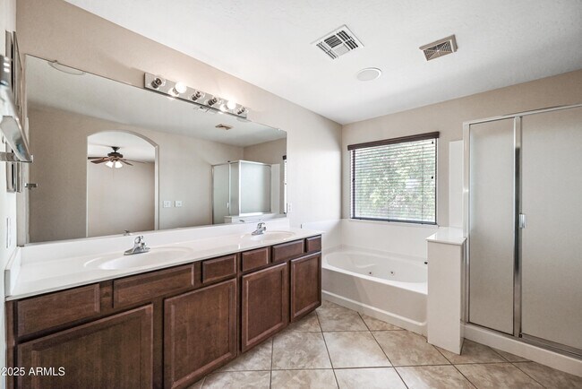 Building Photo - 1543 E Nightingale Ln