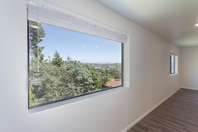 Building Photo - OPEN HOUSE: 1/31 10-11AM  4 Bed with 2 Car Garage & Washer/Dryer in Unit