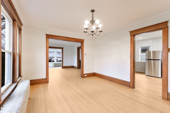 Building Photo - 2105 Como Ave