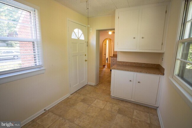 Building Photo - 5915 Ryland Dr
