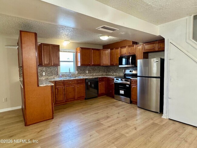 Building Photo - 2057 Glen Gardner Dr