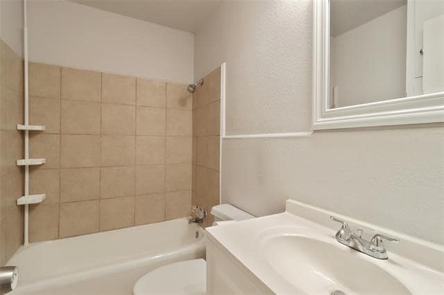 Building Photo - 1415 Oakwood Dr