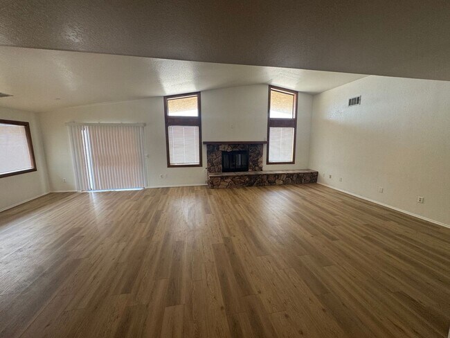 Building Photo - Beautiful home in Desert Knolls area