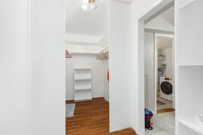 Building Photo - 2824 Briarhurst Dr
