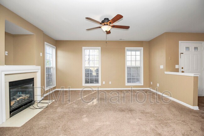 Building Photo - 1815 Butterfly Ln