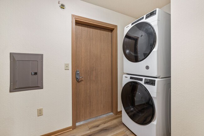 Building Photo - Condo Style Upper 2 bedroom 2 bathroom Apartment Available