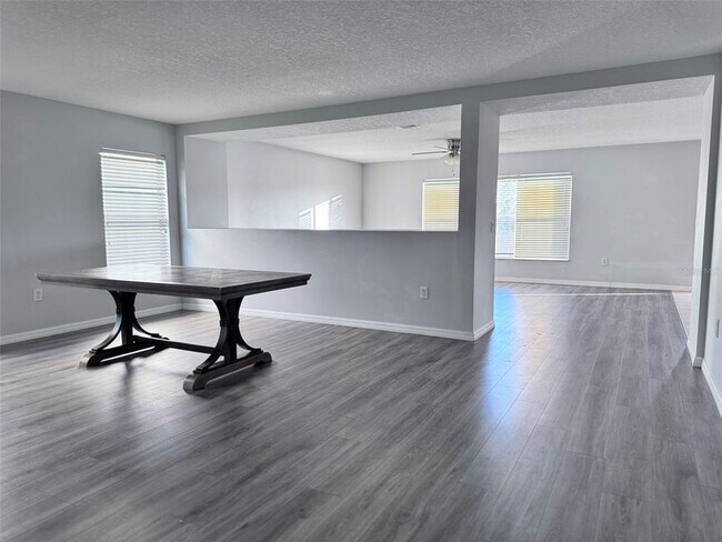 Building Photo - 664 Canna Dr