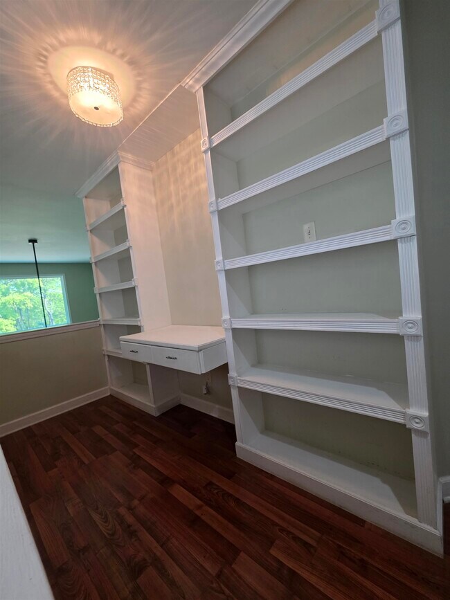 Building Photo - 1090 River Isle Dr