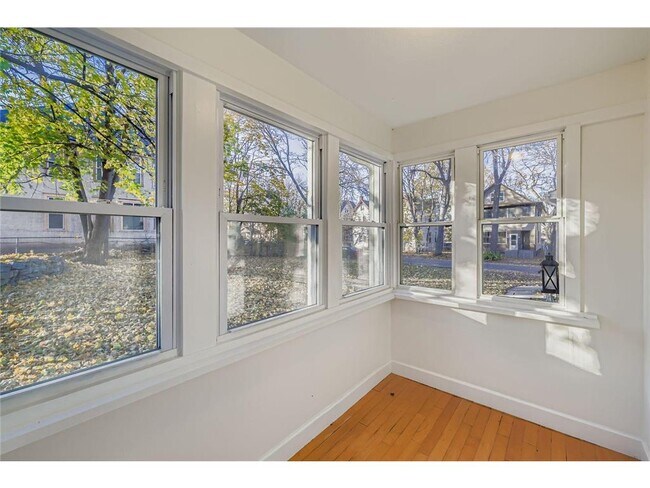 Building Photo - 988 Reaney Ave E