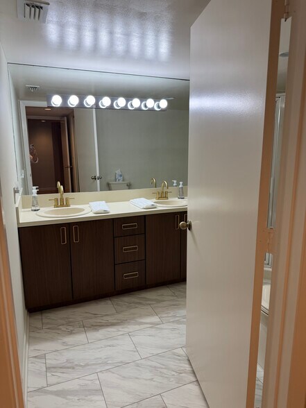 Building Photo - 102 Half Moon Cir