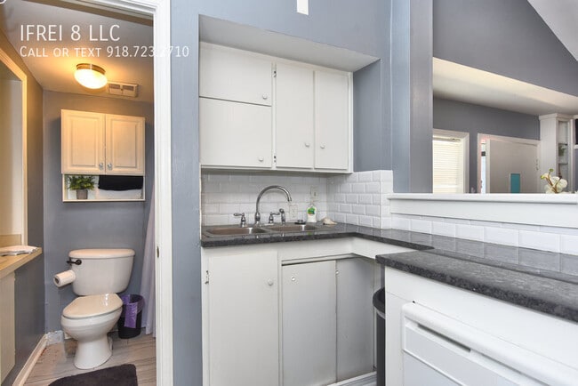 Building Photo - 2204 1/2 E 14th Street-