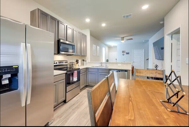 Building Photo - First Time Rental! 4 Bedroom 2 1/2 Bath ~M...